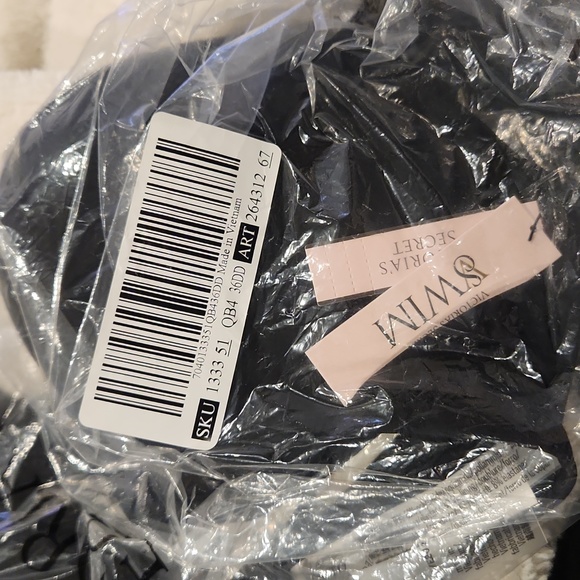 NEW! VICTORIA'S SECRET SWIM- Swim Bikini Top- BLACK - Picture 4 of 4